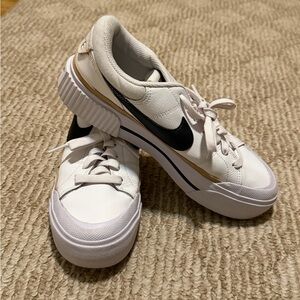 Nike White and Black Sneakers
